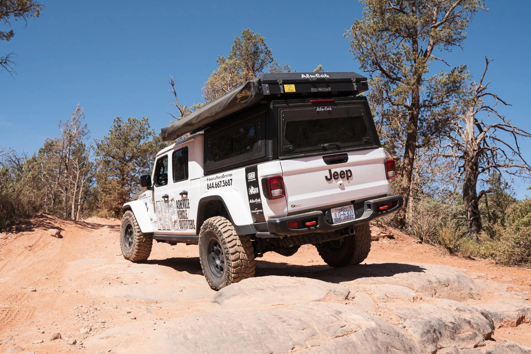 ALU-CAB CONTOUR CANOPY JEEP GLADIATOR WITH SIDE WINDOWS